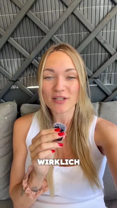 Kundin erzählt im Video, wie sie als UGC Creatorin ihre ersten Social-Media-Management-Kundinnen gewonnen hat
