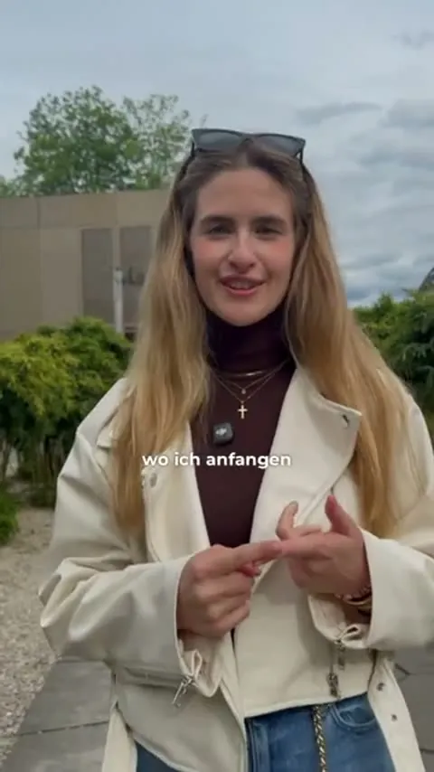 Kundin steht draußen vor einem Altbau und erzählt im Video, dass sie sich fast nicht beworben hätte